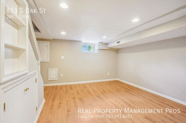 Building Photo - 813 S Oak St
