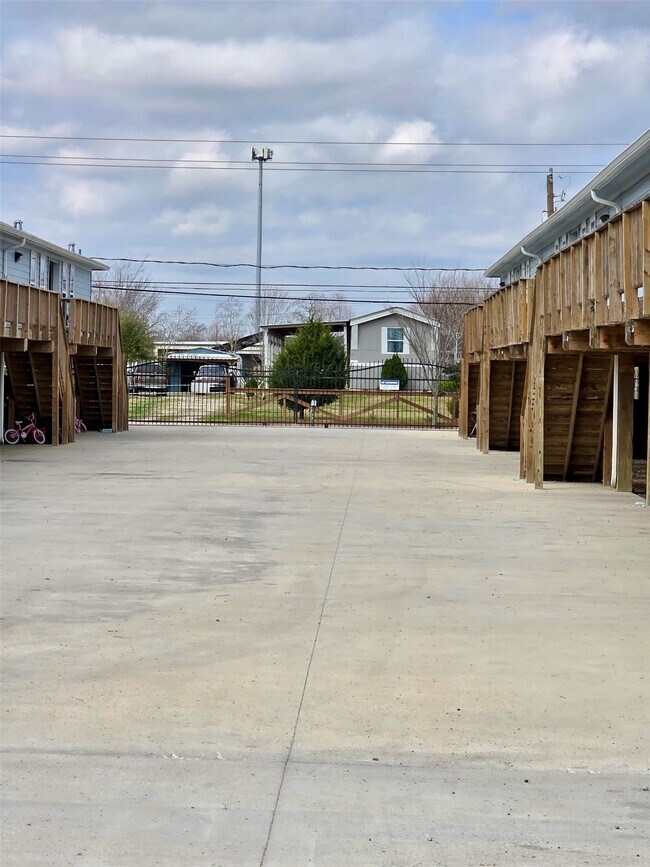 Building Photo - 915 24th St