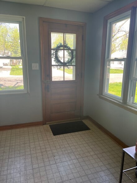 Building Photo - 632 S Anna Ave