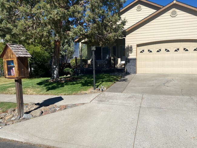 Building Photo - Single Level Charmer, SE Bend Established ...