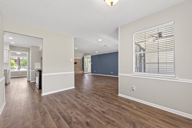 Building Photo - 105 Glenmora Ct