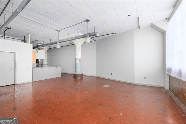 Building Photo - 881 Memorial Dr SE