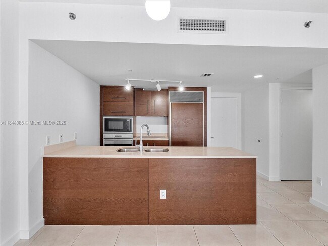 Building Photo - 475 Brickell Ave