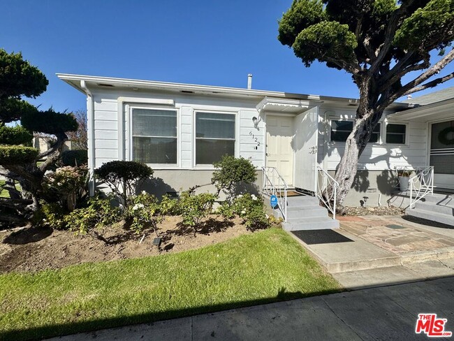 Building Photo - 6122 S Fairfax Ave