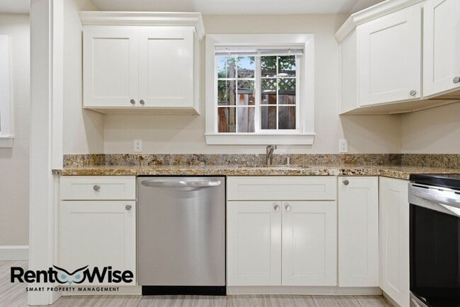 Building Photo - Chestnut Garden Patio Apartments