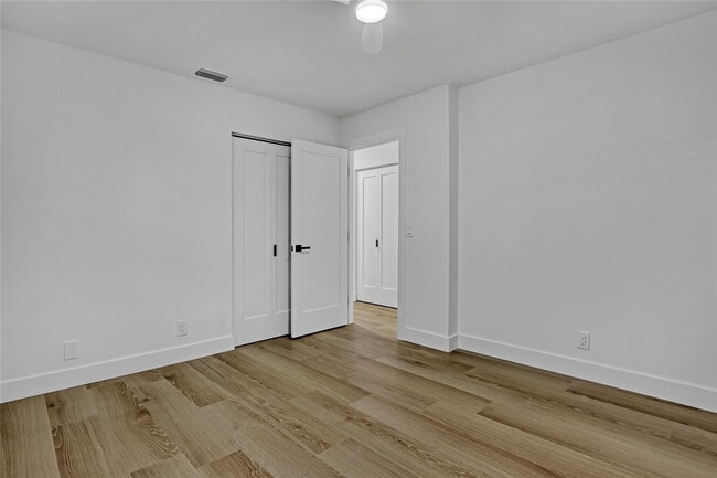 Building Photo - 416 W Mango St