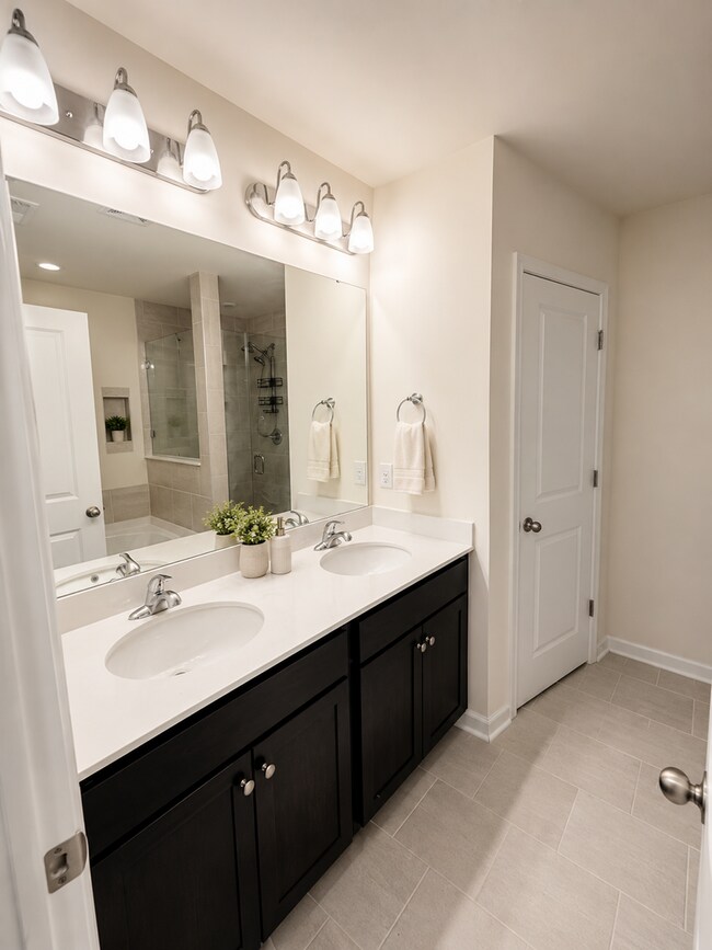 Building Photo - Beautiful 3 Bed / 2.5 Bath Townhome in Foxbank Plantation