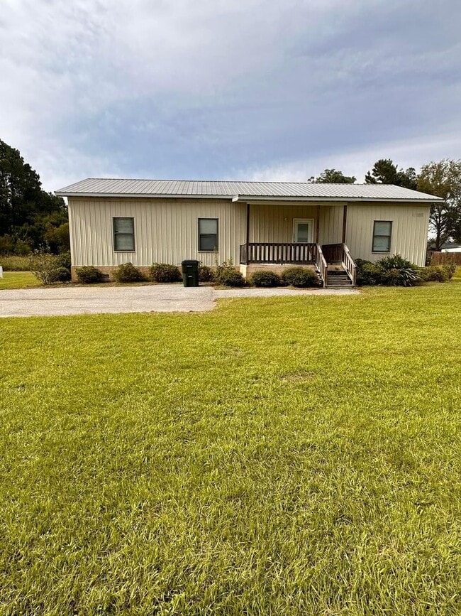 Building Photo - 3 Bed/2 Bath Home