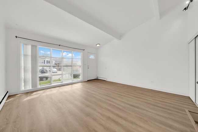 Building Photo - 8820 Robin Dr