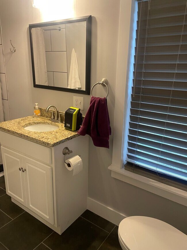 Building Photo - Knoxville 37914 - Adorable 2 bedroom, 1 bath home - Contact Lisa Vineyard and Shannon Russell (86...