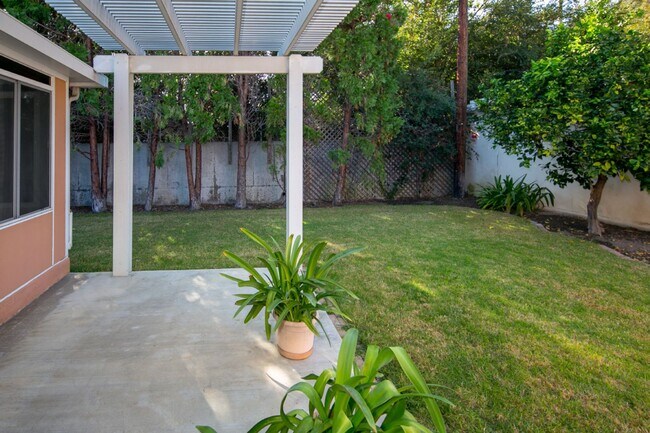 Building Photo - Beautifully Updated Single-Level Home with...