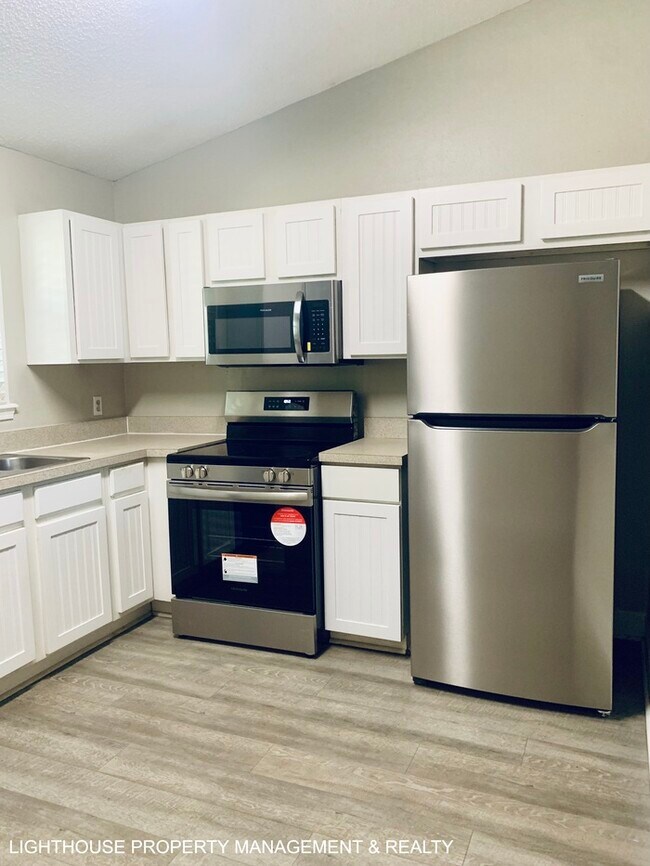 Building Photo - Spacious 2-Bedroom Duplex with Stainless Steel Appliances