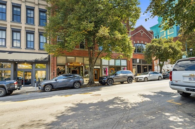 Building Photo - Stylish Studio Condo in Downtown Asheville – Rare Top-Floor Find