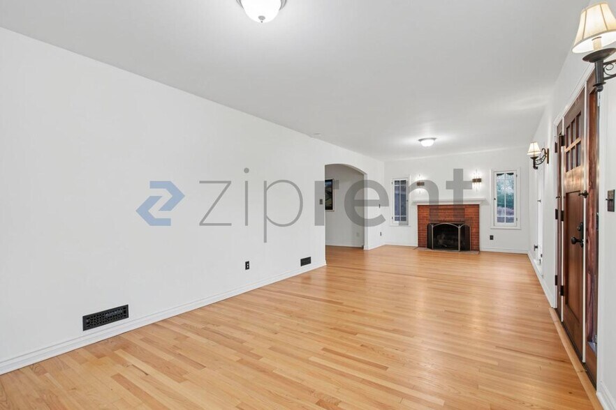 Building Photo - Unit