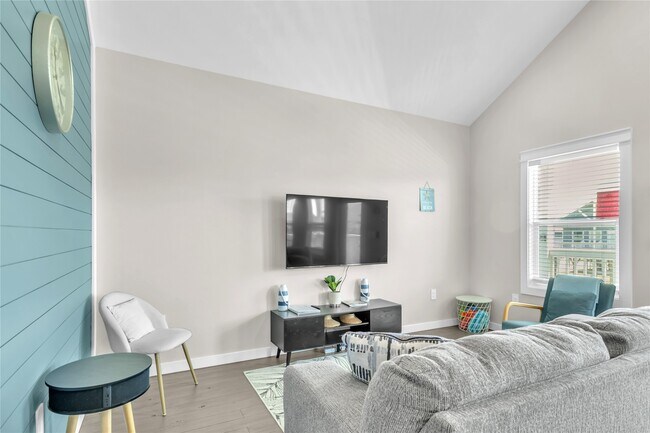 Building Photo - 1079 Cedar Ln