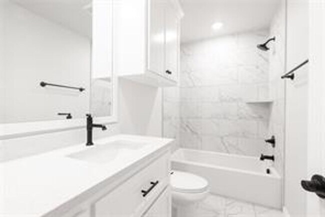 Building Photo - Brand New! 4 bedroom 3 bath home in Edmond...