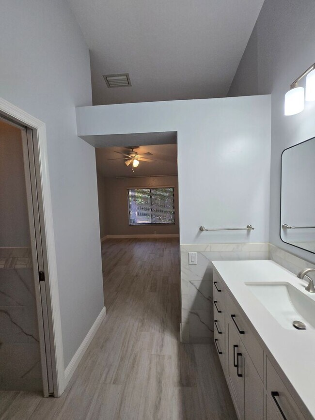 Building Photo - Beautiful and spacious remodeled unit
