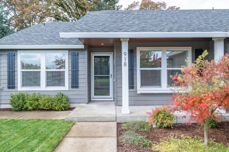 Building Photo - 918 NE Oakmont Loop