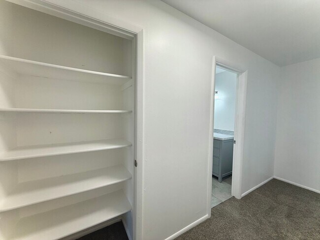 Building Photo - 3 Bedroom Home in Holladay Available August 1st