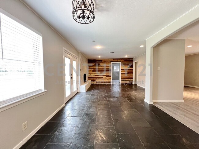 Building Photo - Beautifully Refreshed 3/2/2 in Fort Worth Ready for Immediate Occupancy!