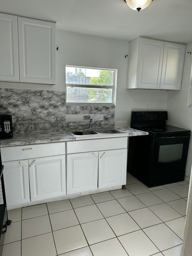 Building Photo - 1091 SW 51st Ave