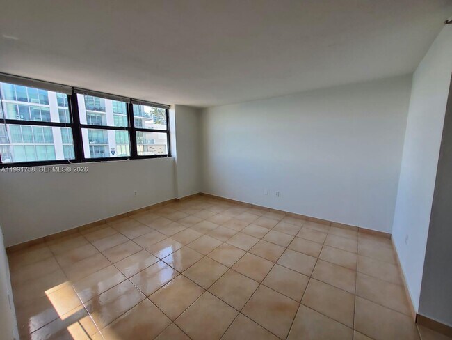 Building Photo - 555 NE 30th St