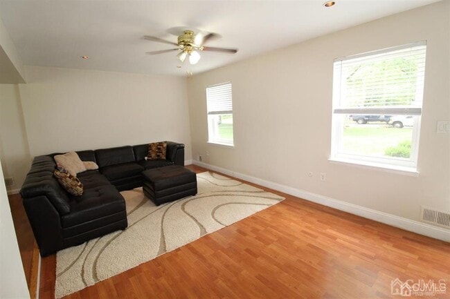 Building Photo - 47 Linden Ln S