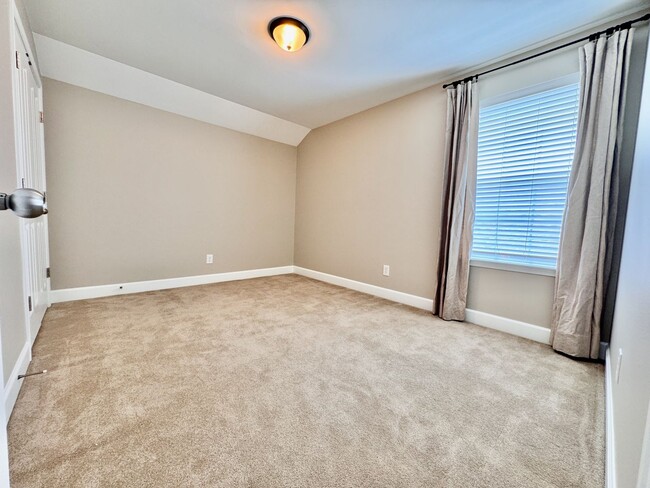 Building Photo - 3 Bedroom, 3 Bathroom Home w/ 2 Car Garage and Fence Backyard