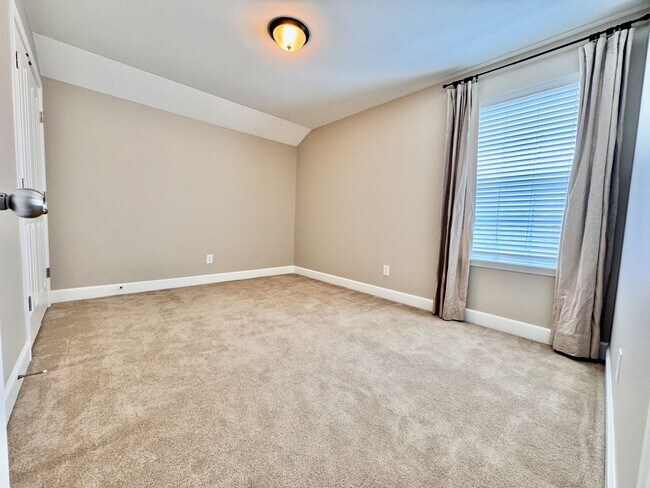 Building Photo - 3 Bedroom, 3 Bathroom Home w/ 2 Car Garage...