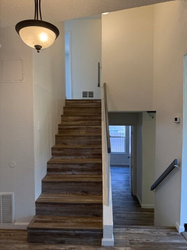 Building Photo - Rare Remodeled 5 Bedroom 2.5 Bath Tri Level in Vacaville