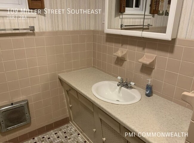 Building Photo - 109 Miller St SE