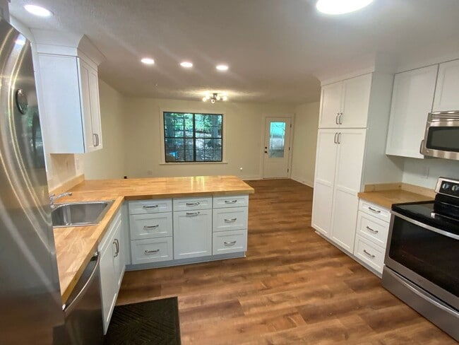 Building Photo - Beautifully Remodeled 3-Bedroom Home with ...