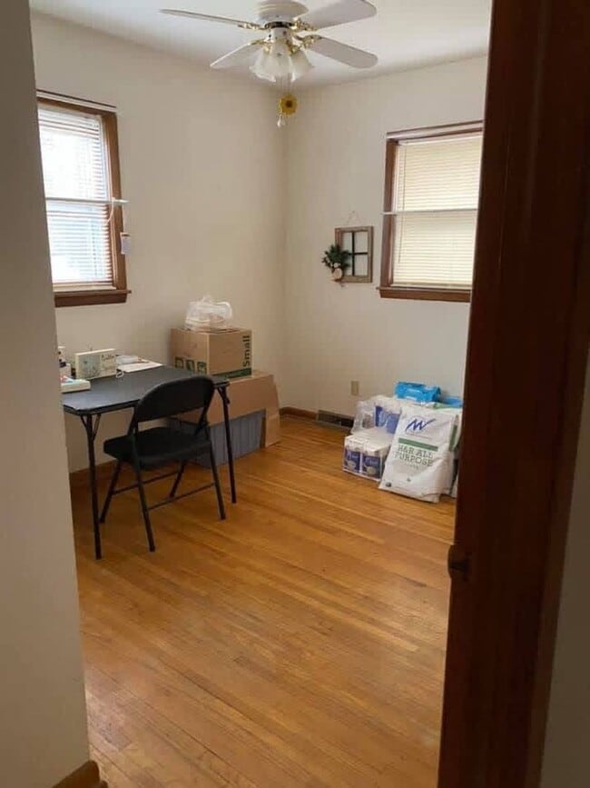 Building Photo - 610 E Elaine Ave