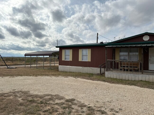 Building Photo - 3/2 double wide in Tye!