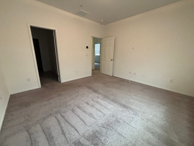 Building Photo - Beautiful Gated 3-Bed, 2.5-Bath Townhome in North Las Vegas!