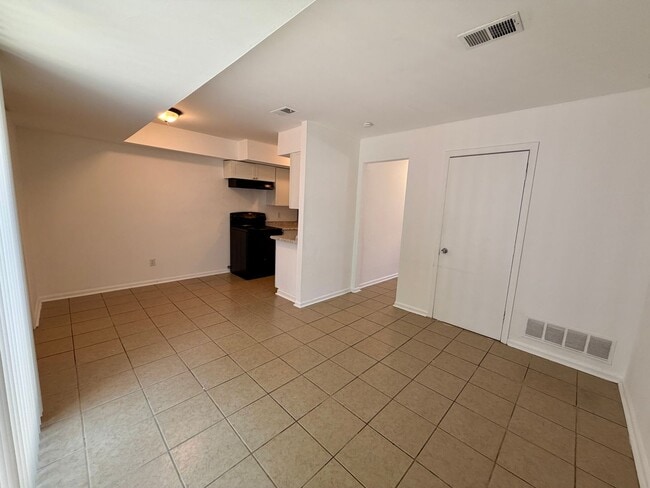 Building Photo - 68 Village Dr
