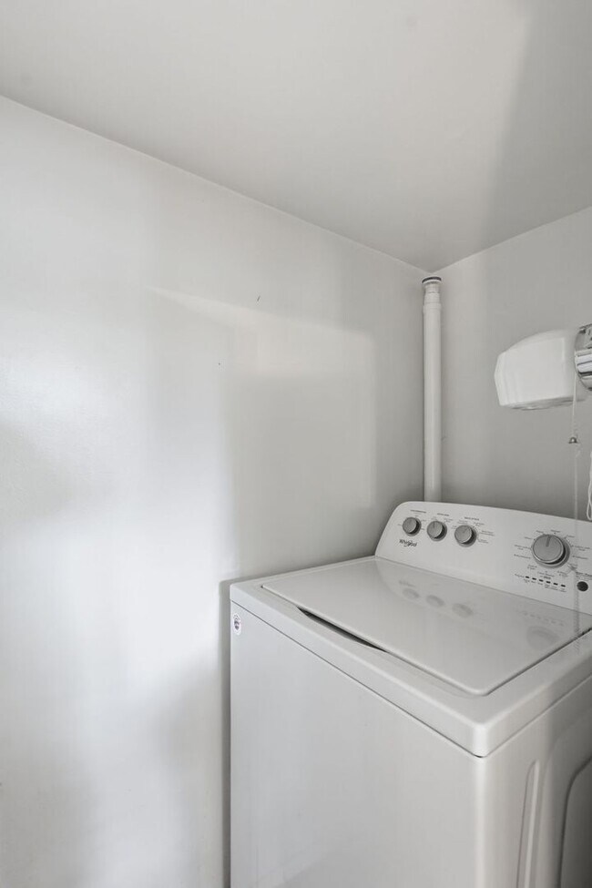 Building Photo - Bright Alexandria Condo with Private Patio & Community Pool!
