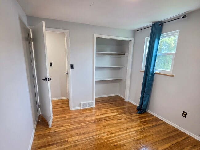 Building Photo - 408 Hazelnut Dr