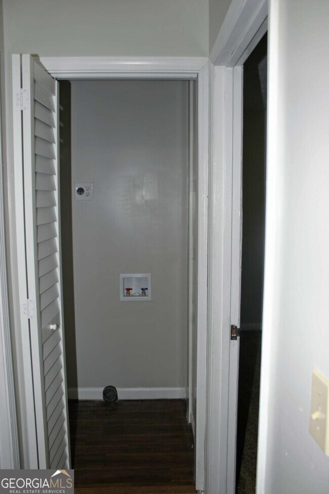 Building Photo - 6694 Young Ct