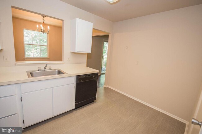 Building Photo - 800 College Ln