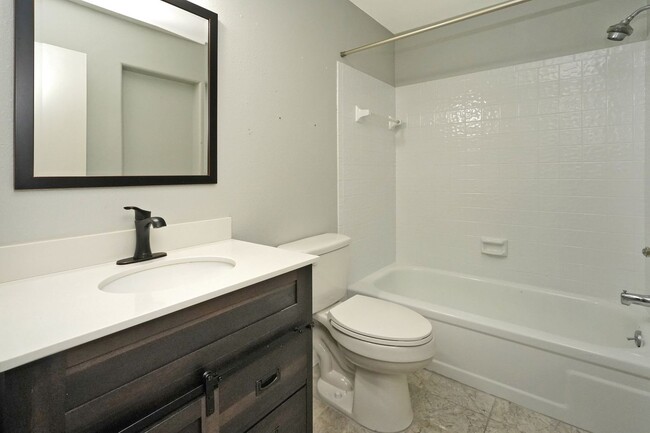 Building Photo - Beautiful townhome!