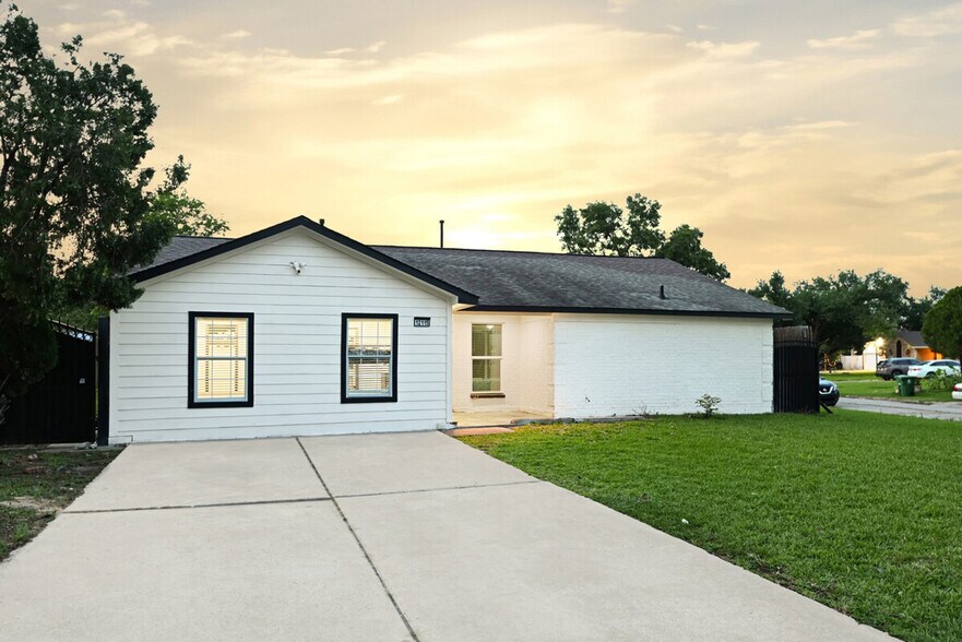 Building Photo - 12115 Wood Forest Dr