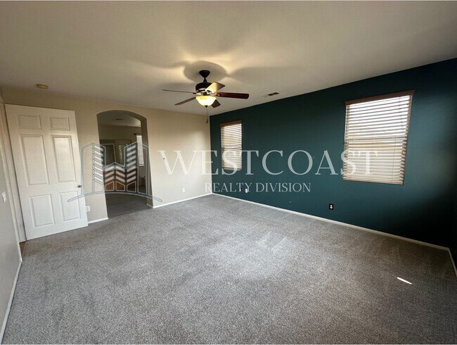 Building Photo - Bright & Spacious 4-Bed Townhome in Prime ...