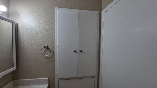 Building Photo - 7102 Glen Point Dr