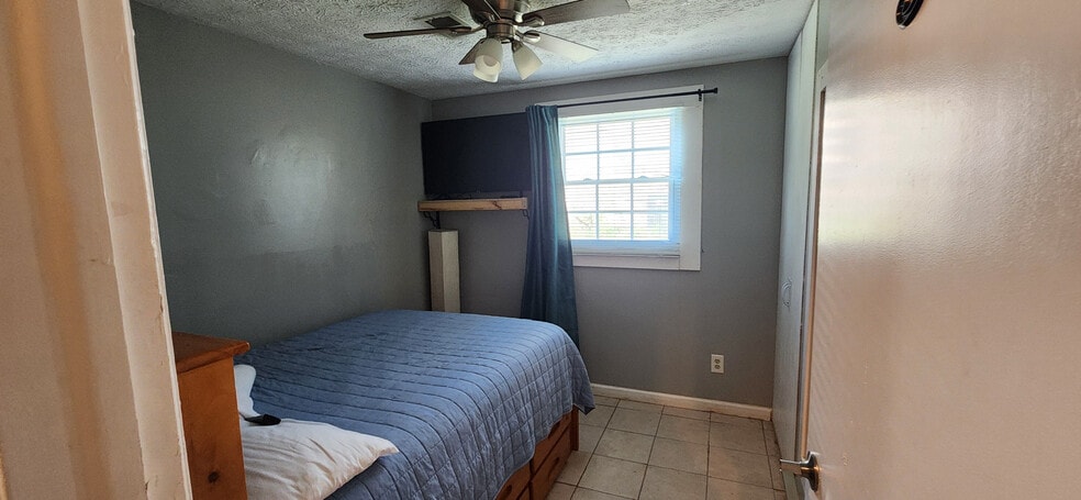 Building Photo - Room in House on White Oak Trail