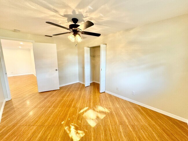 Building Photo - ** CENTRAL NAPLES ** 3 BED + DEN / 2 BATH ...