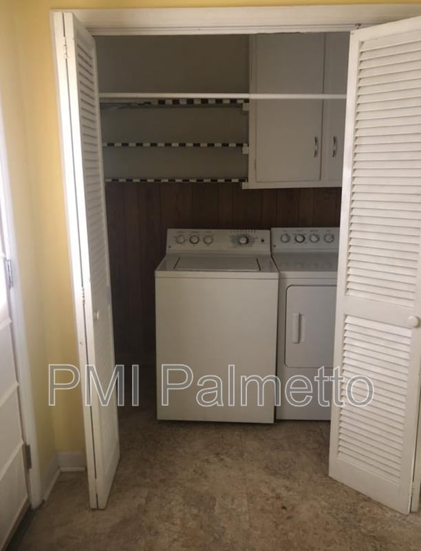Building Photo - 916 Riverview Dr