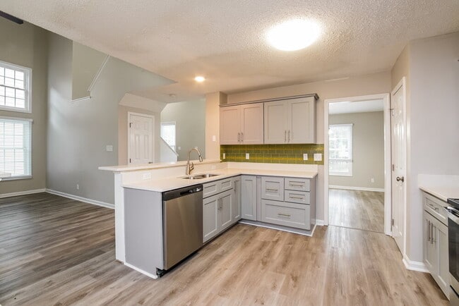Building Photo - 500 Mountain Lake Dr