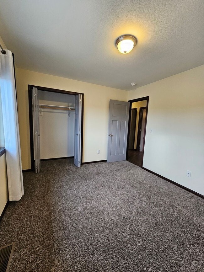 Building Photo - 3 BED | 2.5 BATH | SPLIT-FOYER HOME | DOUB...