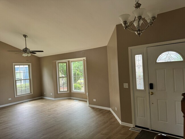 Building Photo - 2404 Kenmore Ct